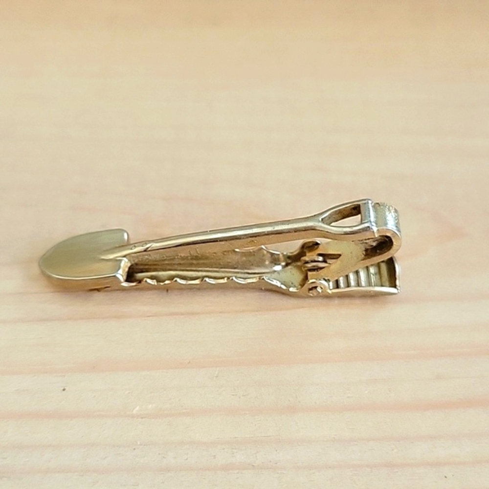 Shovel Goldtone Tie Clip